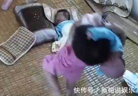 二胎家庭|妈妈在忙,3岁姐姐去帮妈妈哄弟弟,下一秒让人心寒捏把汗