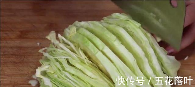 包菜好吃有诀窍，万不可直接下锅炒，多加这一步，营养开胃又下饭！