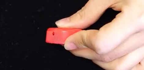 把两个塑料瓶盖粘在一起，挂在裤子上，全家人都要抢着用，太棒了