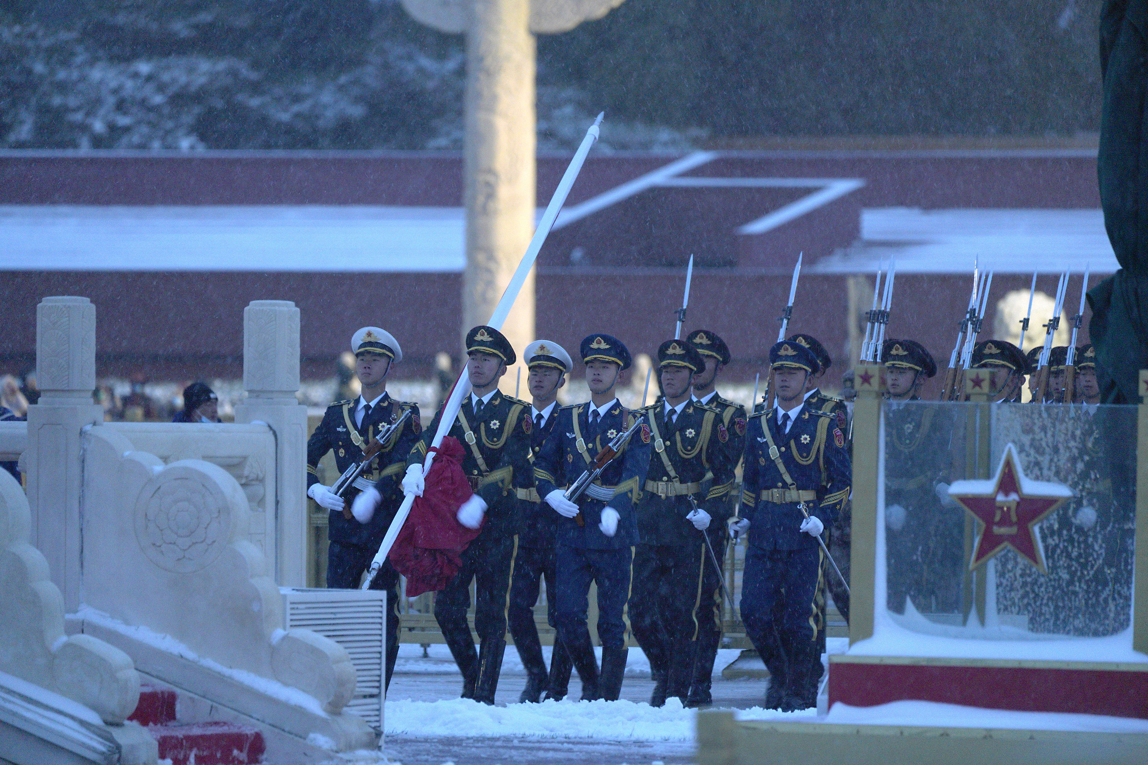 第一场雪|今晨天安门广场，雪中升旗！