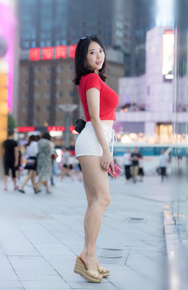 街拍:美女宽松清凉的感觉,让双腿更加纤长,十分吸睛