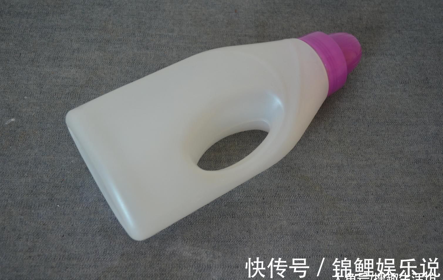 洗衣液瓶子别扔了, 简单剪几刀, 放在厨房这样用, 人人见了都夸好