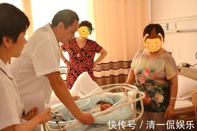 新生|宝宝出产房后,谁先抱能决定其命运第一个人很重要,不是迷信