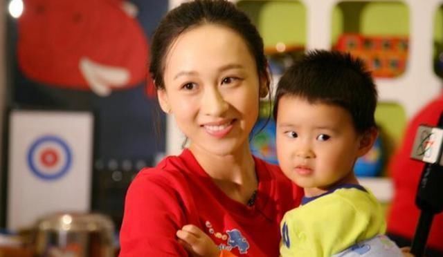 朵朵|孩子幼儿园毛毯被偷,宝妈在单元楼口立牌,没一句脏话却句句扎心