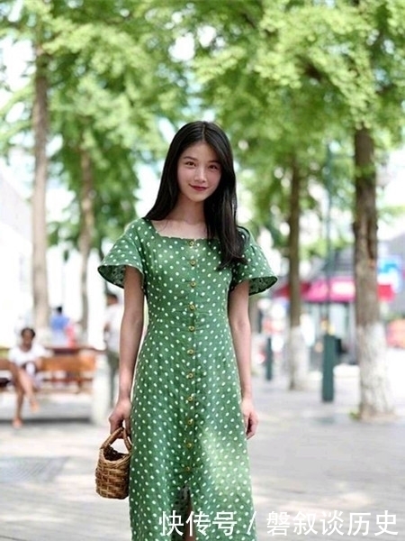 佳人|街拍穿着时尚的美丽佳人,时髦搭配与五官精致,如同美景让人难忘