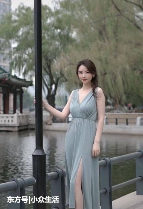 气质|街拍这样清雅的气质，是公园里的一道移动风景