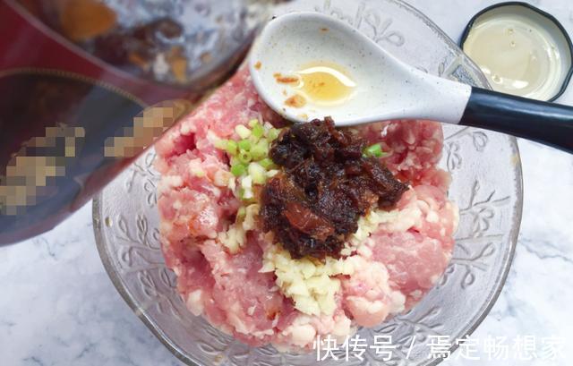 手把手教你做煎酿青椒，每次去饭店必点的菜，10块钱能做一大盘