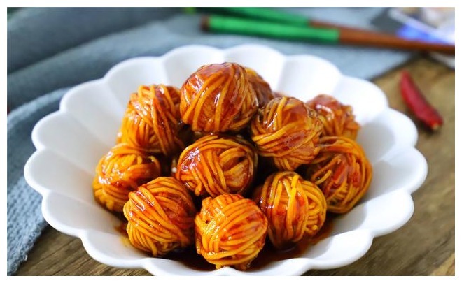 鹌鹑蛋这做法火了，加一把面条，酥脆开胃，比糖醋排骨还好吃