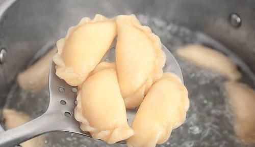 煮饺子,最忌水开直接下锅煮,牢记4点,饺子劲道好吃不破皮