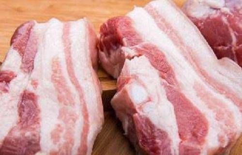 做红烧肉,为啥一放酱油就发黑?改用它,保证每一块都是琥珀色!