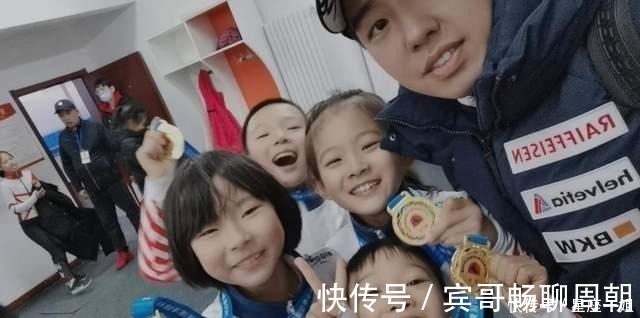 8岁女孩滑冰比赛摔了一跤,却俘获千万网友的心,连姚晨也哭了