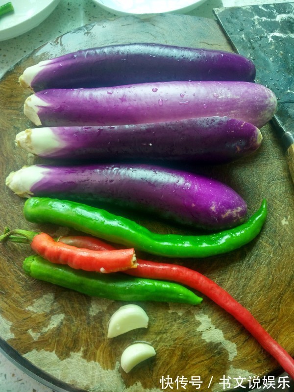 炒茄子先放油是大错特错，大厨教你1招，茄子不吸油还香嫩