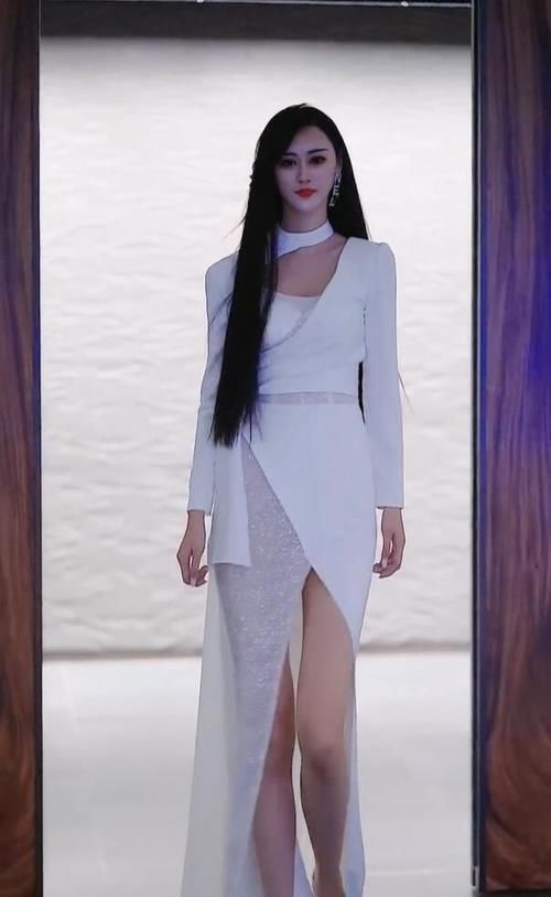 女人|仙仙的白色长裙，穿出了女人的干净一面，身材火辣又性感