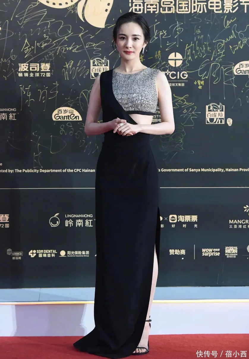 “杨幂”红毯穿搭真省布料，穿镂空拼色长裙，意外的时髦高级