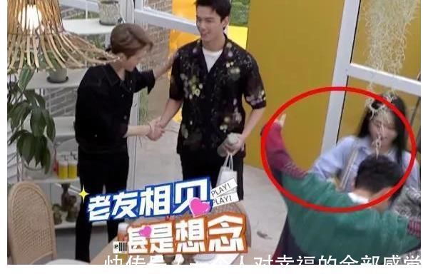 赵丽颖做客《冰箱》，与何炅拥抱方式甜出天际，cp合体网友爷青回