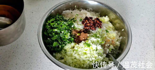 每年冬天我家就爱吃这素包子,5元钱蒸一锅,一口气吃7个