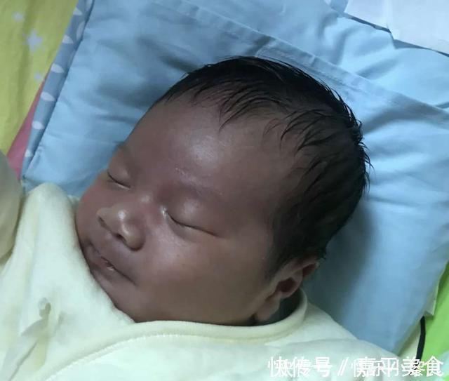 脐带|宝宝出生后因太黑在医院走红，妈妈“忍住”没扔，长开后人见人夸