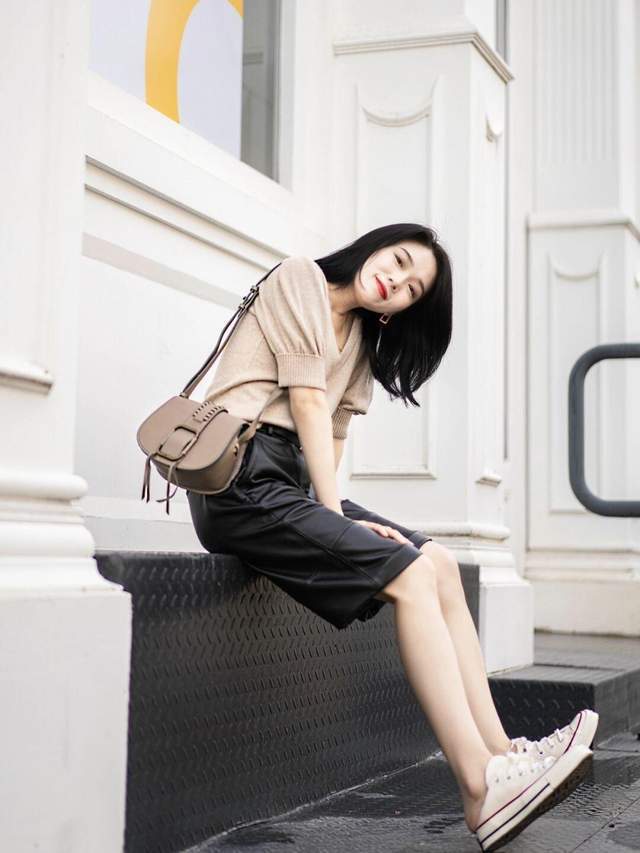 调节扣|秋冬,怎么穿性感女人味?风衣配白色衬衫和白色短裤,秀出大长腿