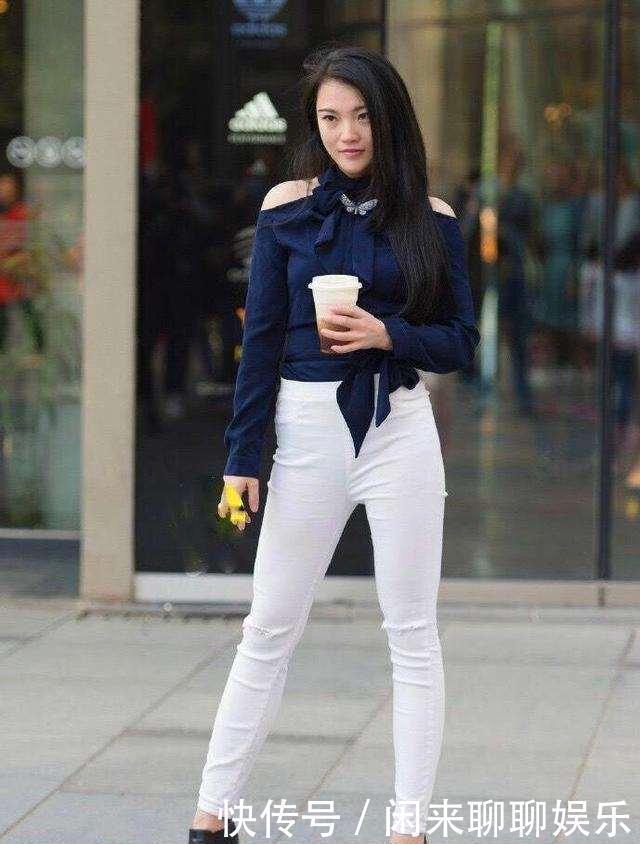 衬衫裤|深蓝色挂脖长袖上衣搭配白色牛仔裤,设计感十足,突出女神气质