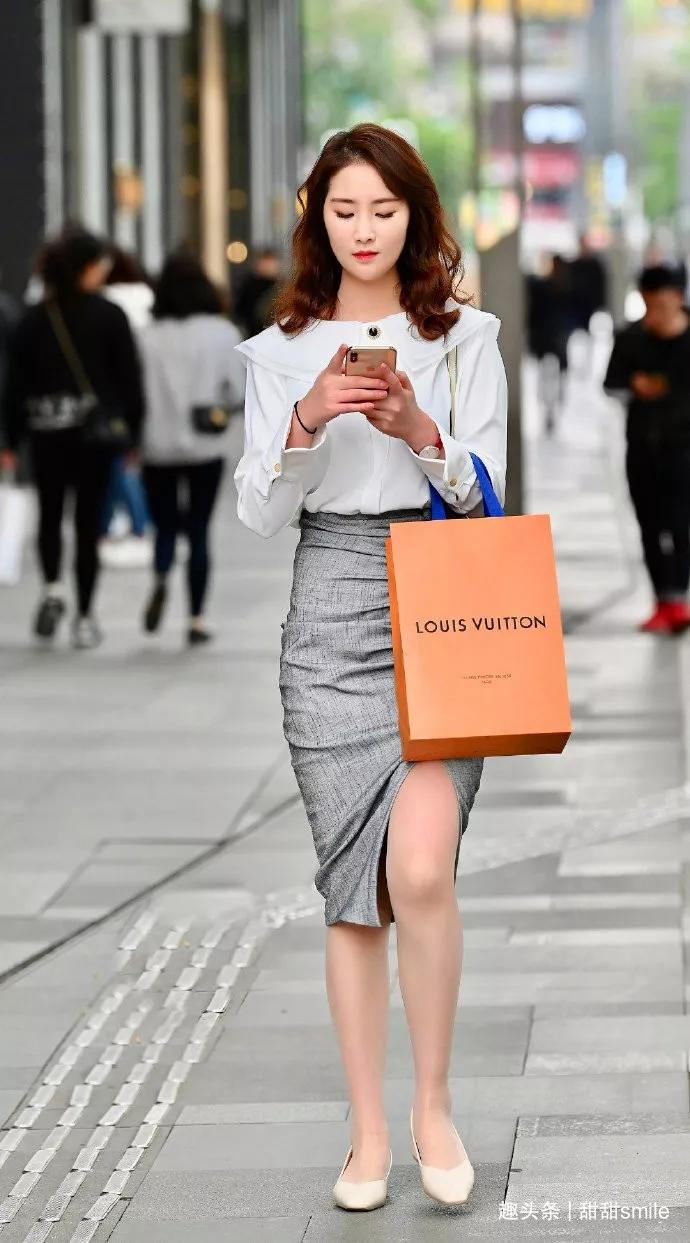 美女脚上搭配一双高跟鞋非常的亮眼,凸显个性独特的风格