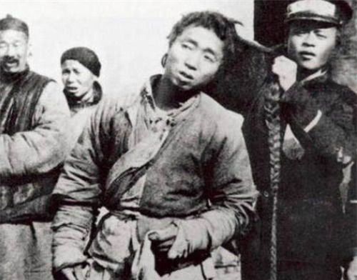 令人作呕|清朝人的辫子有多脏？英国女子：10米开外臭气熏天，味道令人作呕