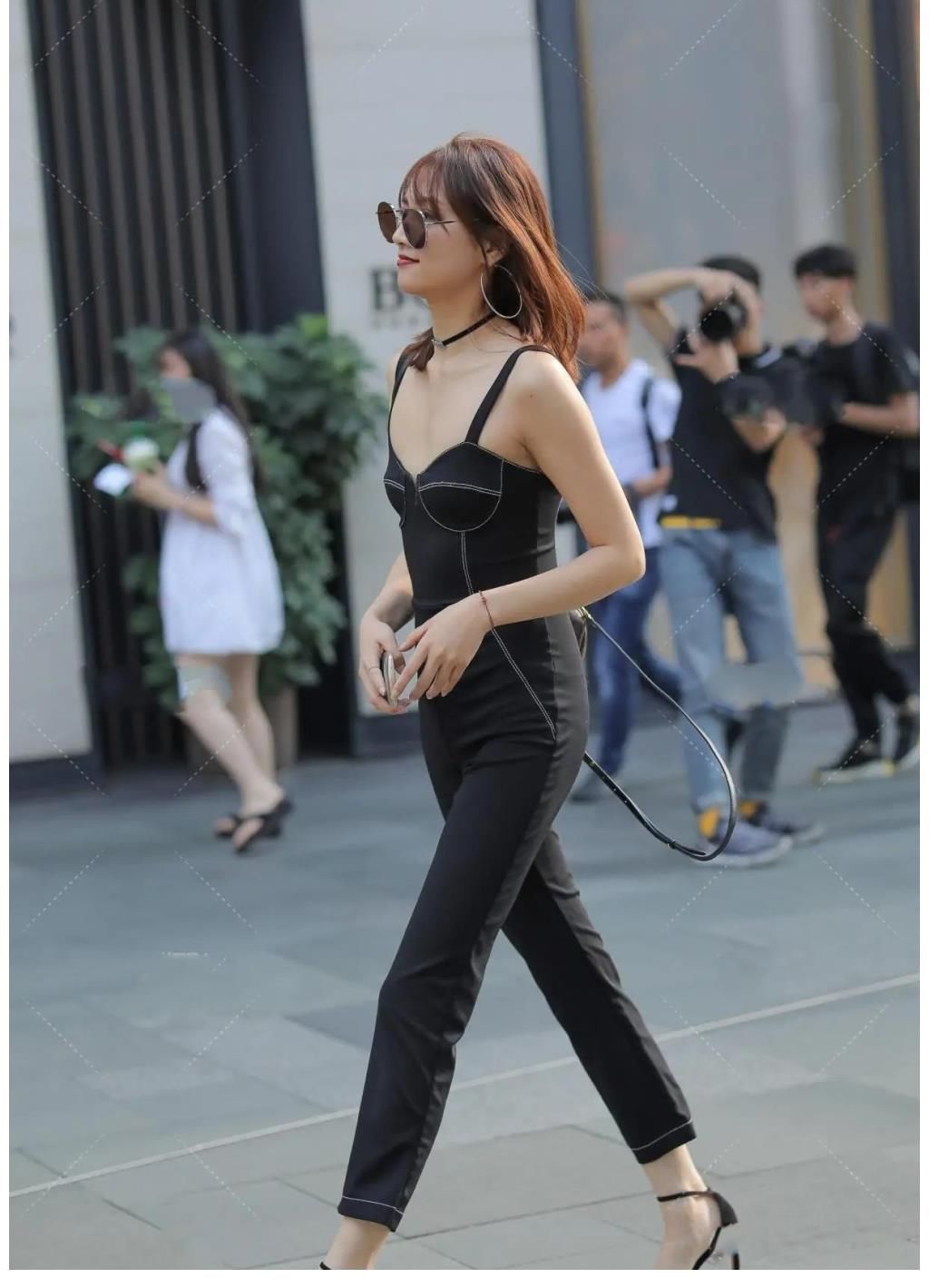 自信|黑色连衣裤让身材的优势尽数展现出来，十分完美