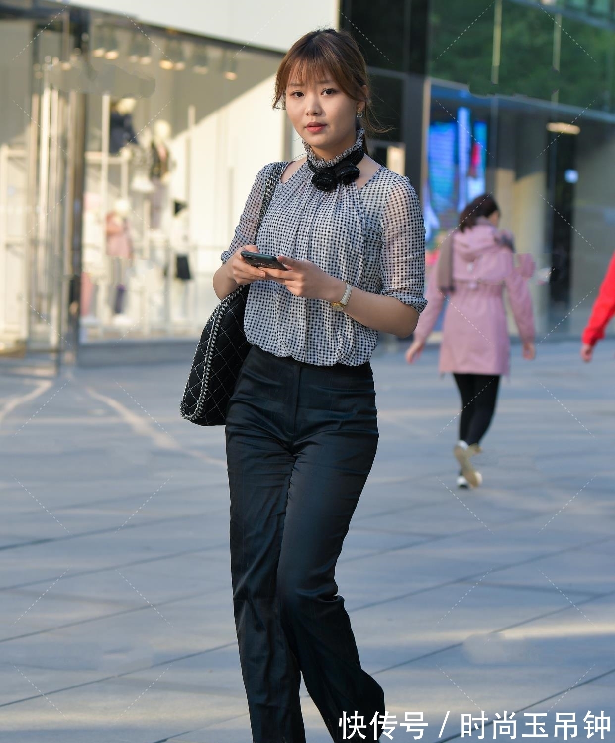 职场 格子复古挂脖镂空衬衫,黑白格子加上黑色蝴蝶结,日常通勤单品