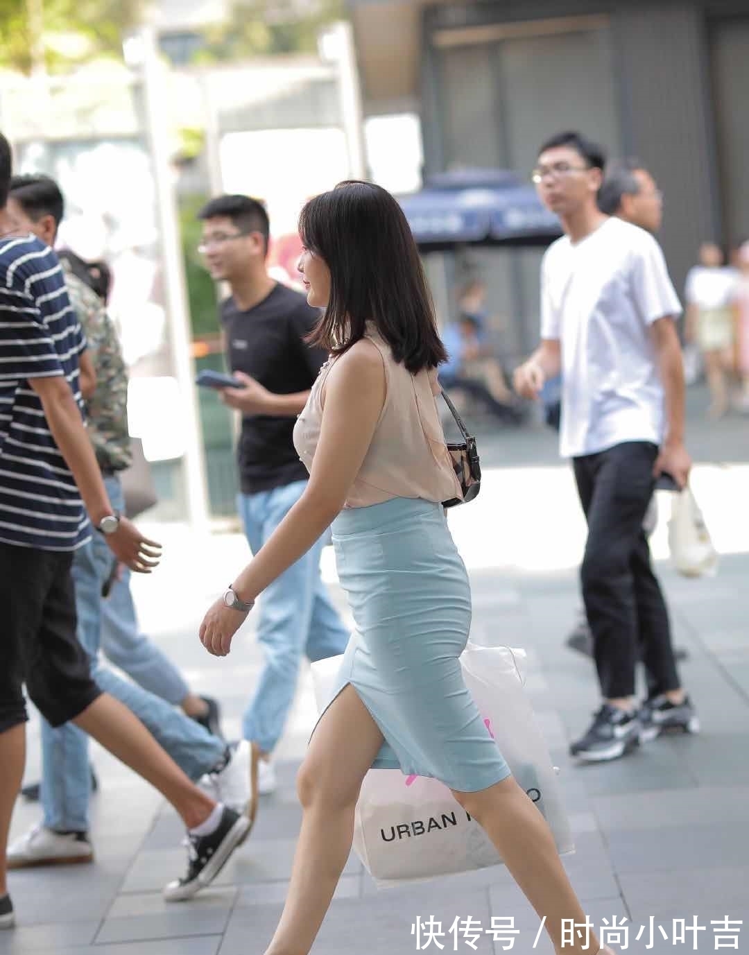 T恤 丝绸无袖T恤，搭配蓝色裙子，瞬间变得时尚感十足