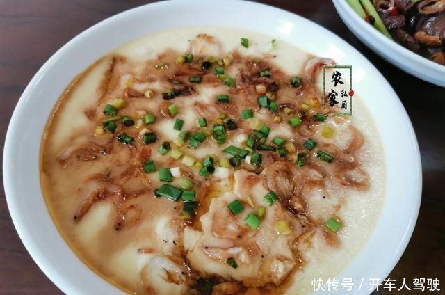 晒两口子的极简午餐,两菜一汤两小菜,网友很精致,比吃外卖强