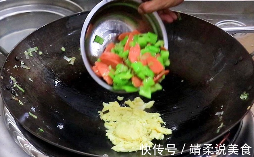 厨师长用青椒鸡蛋炒出新花样,咸香可口,色泽诱人,无技巧零难度