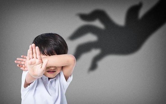 发脾气|心理学:孩子发脾气时,你的第一句话,关乎孩子一生的前途