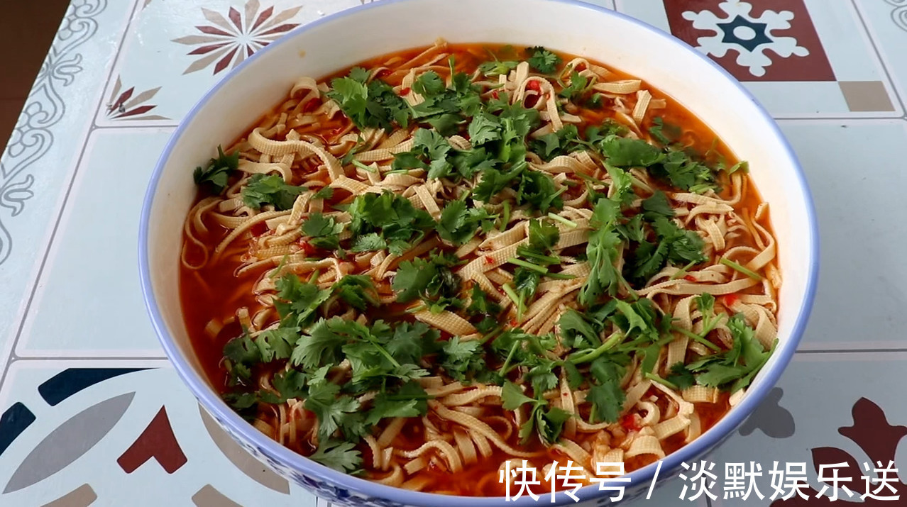蒜蓉辣椒酱|豆腐皮别再炒着吃了，教你一个特色吃法，一做一大盆，方法超简单