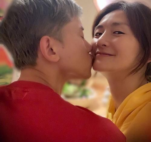 谢娜缺席芒果台三台购物晚会,改认证被疑退出快乐家族,说中了?