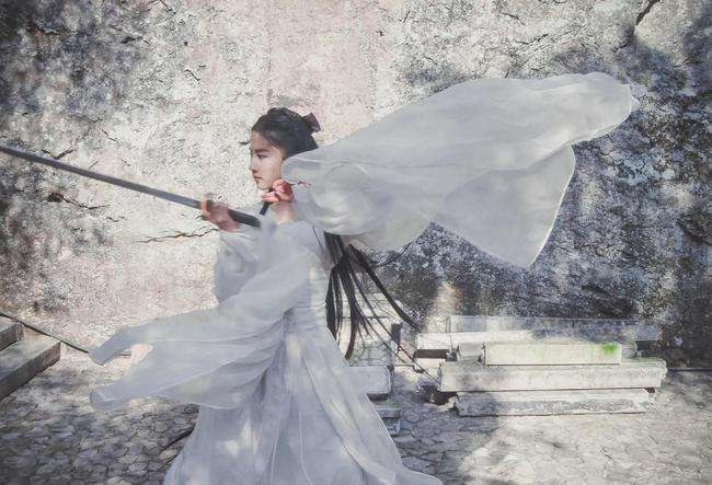 郭芙!神雕后传:郭靖被三大高手围攻致死,郭芙嫁给杨过为郭家保留血脉