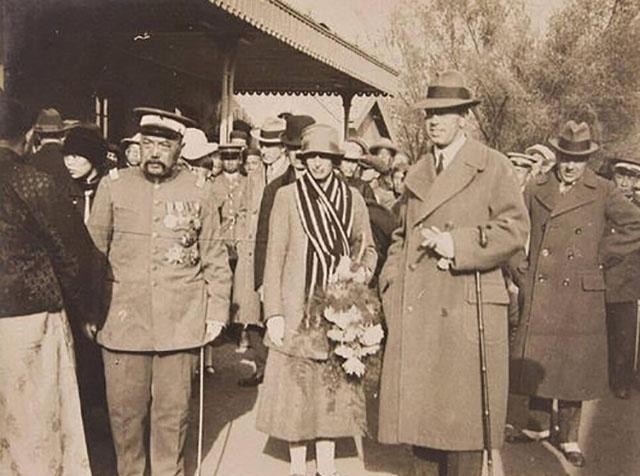 主动|妻子不能生育,他坚持14年不纳妾,岳父主动给他送来14岁女孩当妾