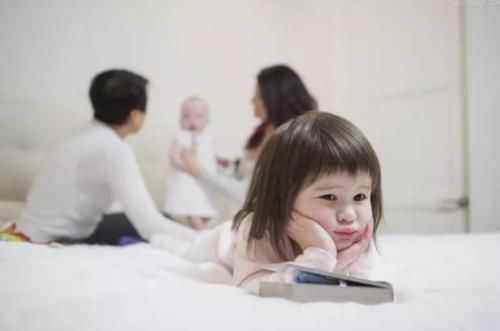 二宝|哥哥“逗”刚出生的妹妹,妹妹哭了起来,妈妈走近一看气的不行