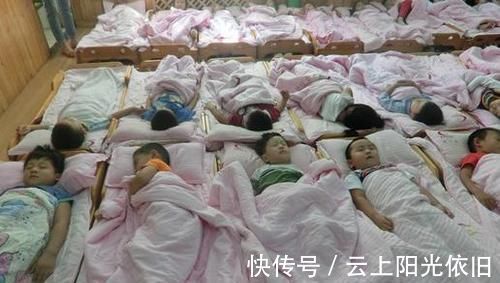 婴儿|看完不想让孩子上幼儿园，孩子睡午觉都是被强迫的，至于这样吗