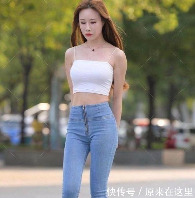 高跟鞋 束腰贴身的打底裤,大方得体的搭配风格也耐看,非常惬意!