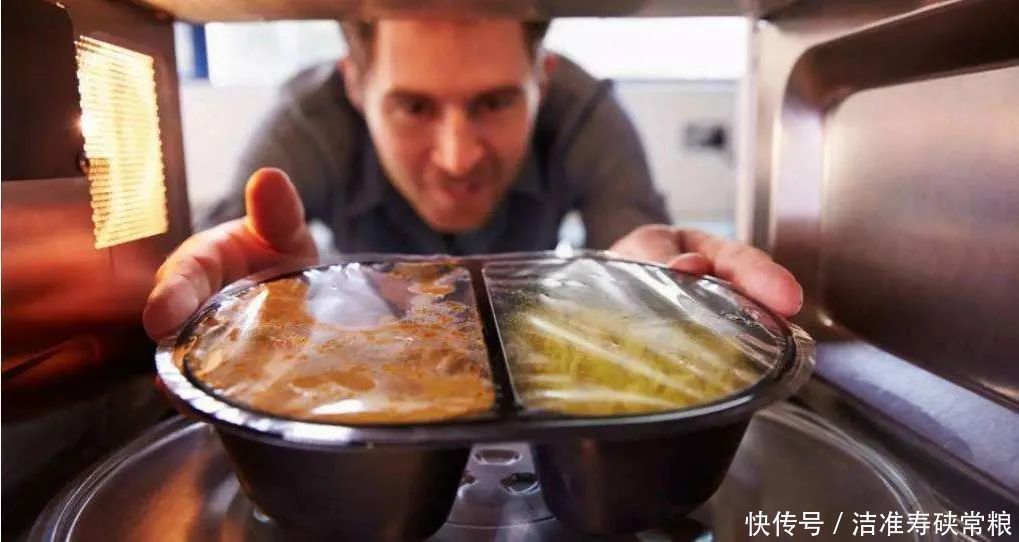 不能放进微波炉的10种东西，很多人第一个就弄错了，太危险了