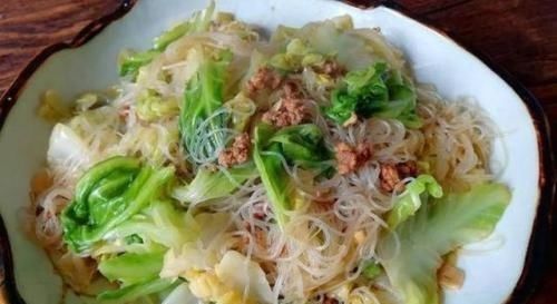 超爱|包菜别只顾着炒肉了,加上一点“它”,味道鲜美,孩子超爱吃
