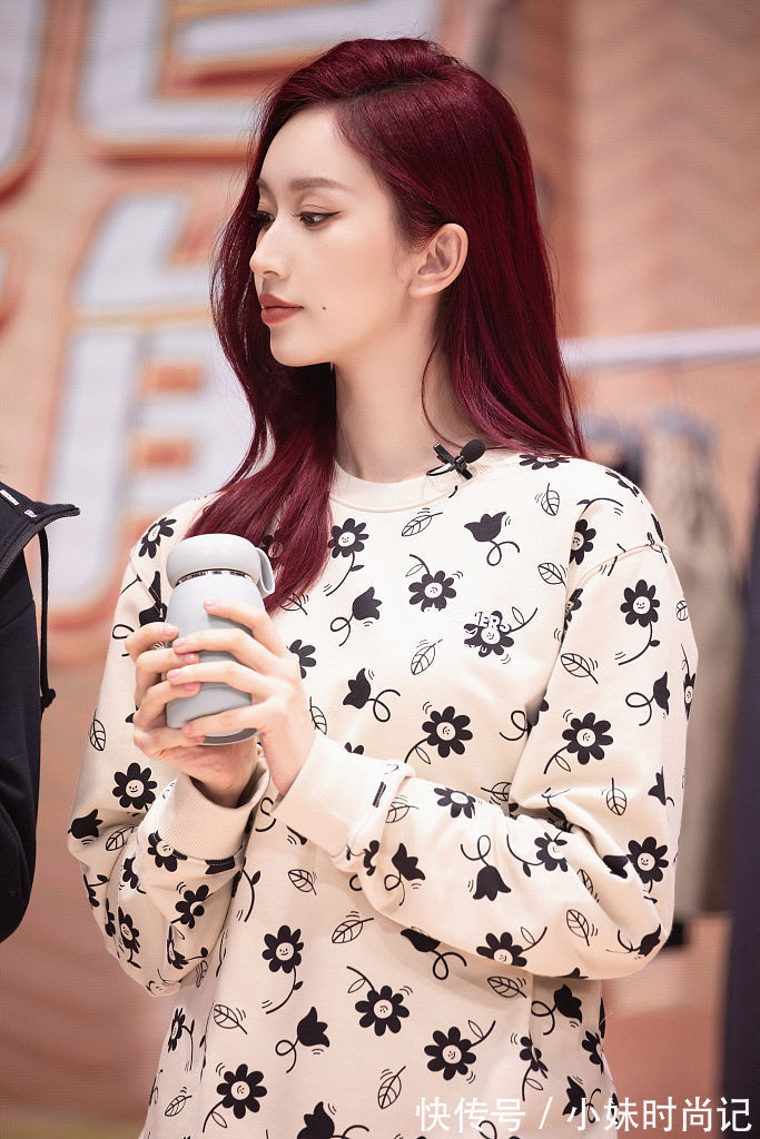 率性|刘令姿印花卫衣玩转经典配色 搭配不规则剪裁半裙率性十足