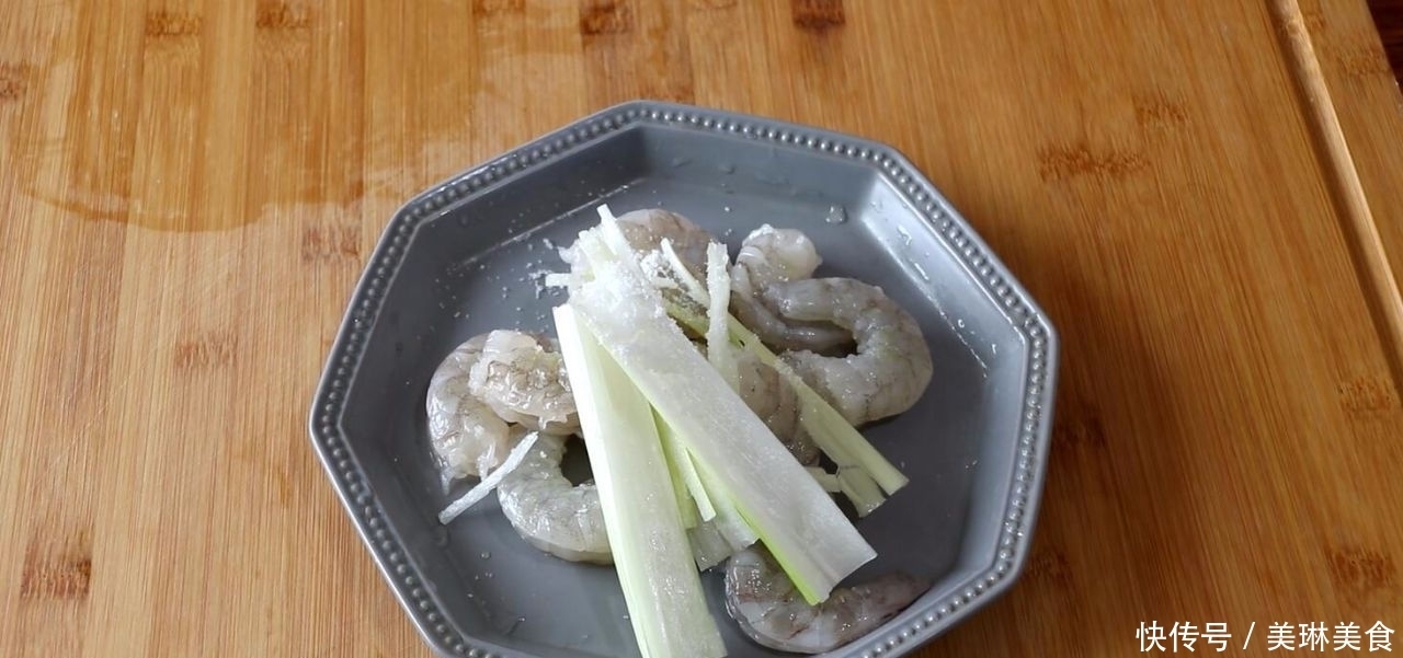 教你做抓炒大虾,虾肉一点也不老,外酥里嫩,包裹着酸甜咸的酱汁