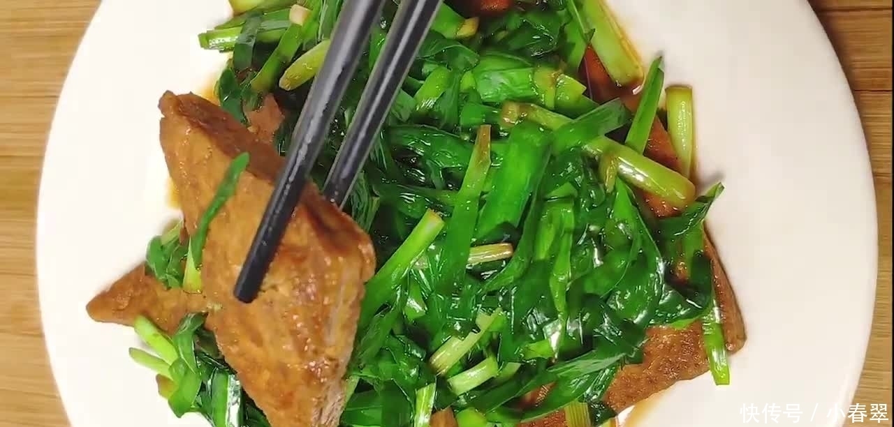 韭菜烧豆腐,媳妇的拿手家常菜,清香味美百吃不厌,春节过后吃!