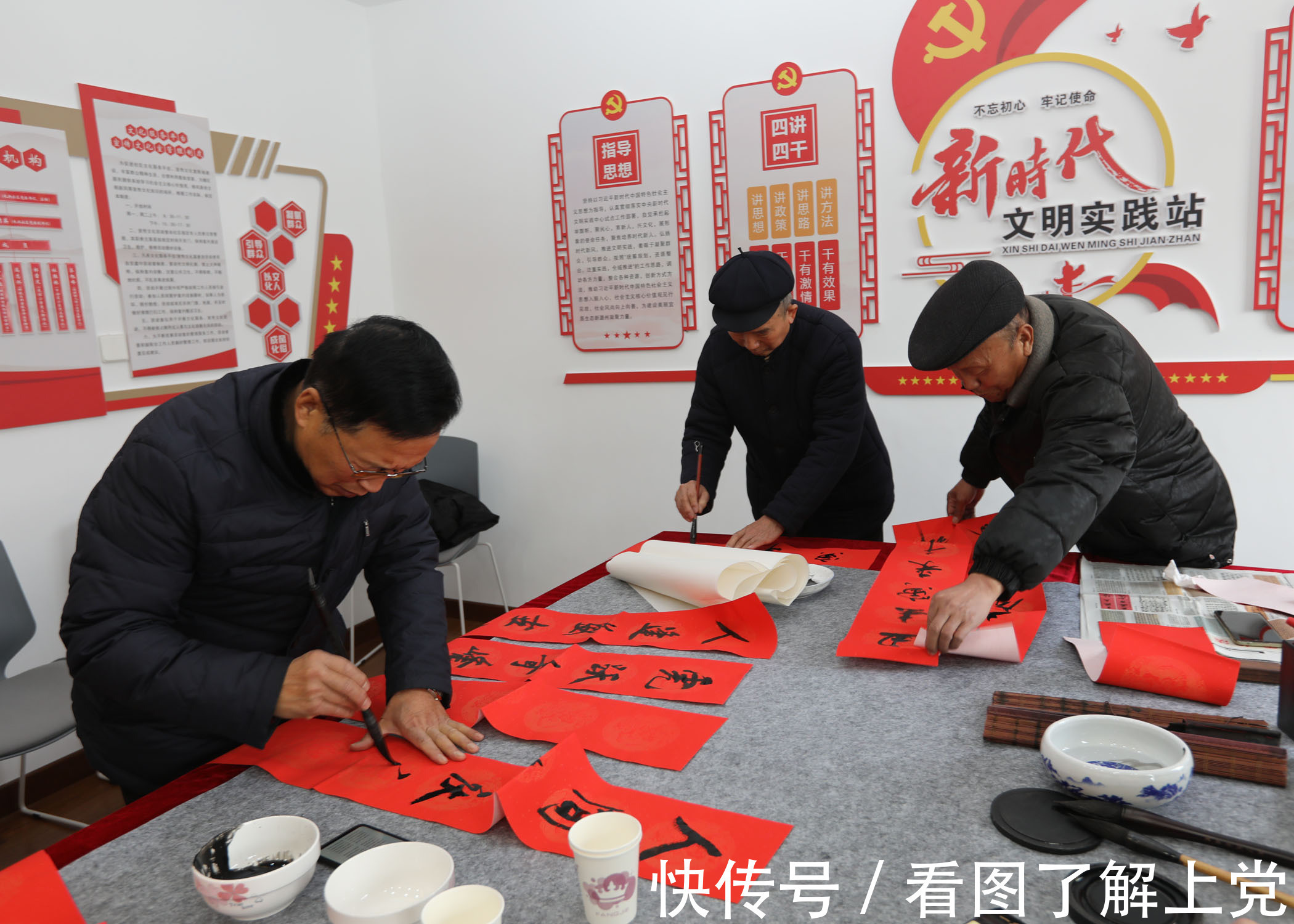 书法爱好!潞州区长兴社区组织书法爱好者写春联 把祝福送给居民