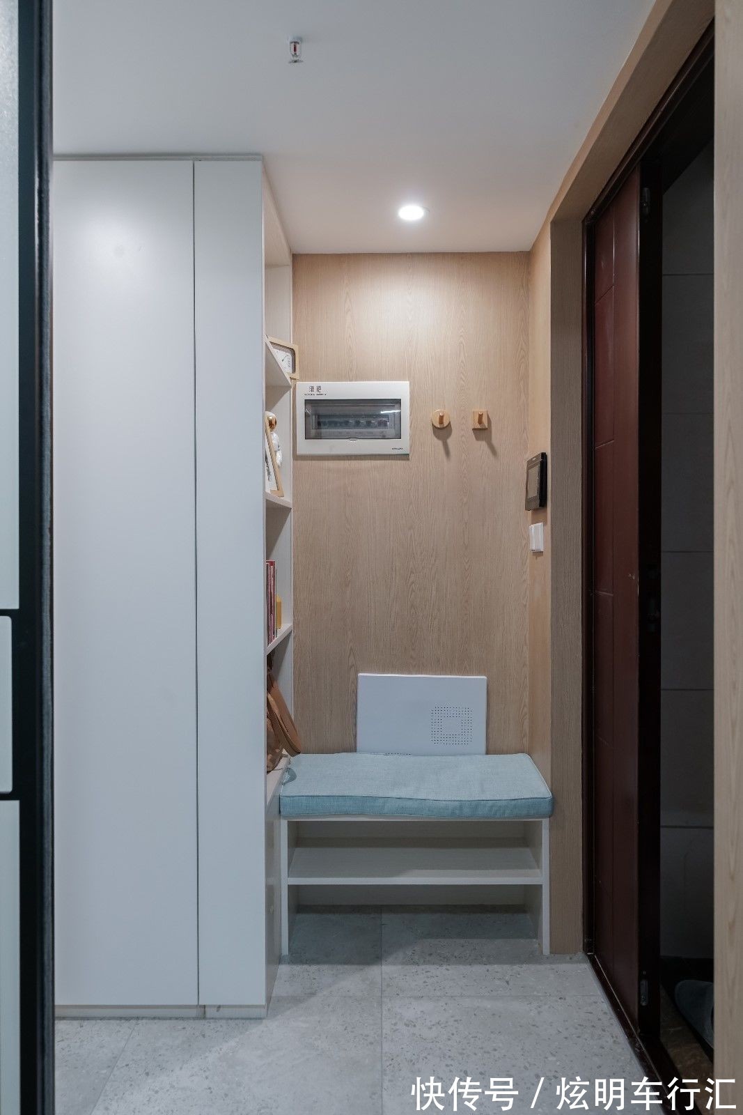 客厅|不到30平的单身小公寓,所有设备一应俱全,还有可旋转的电视