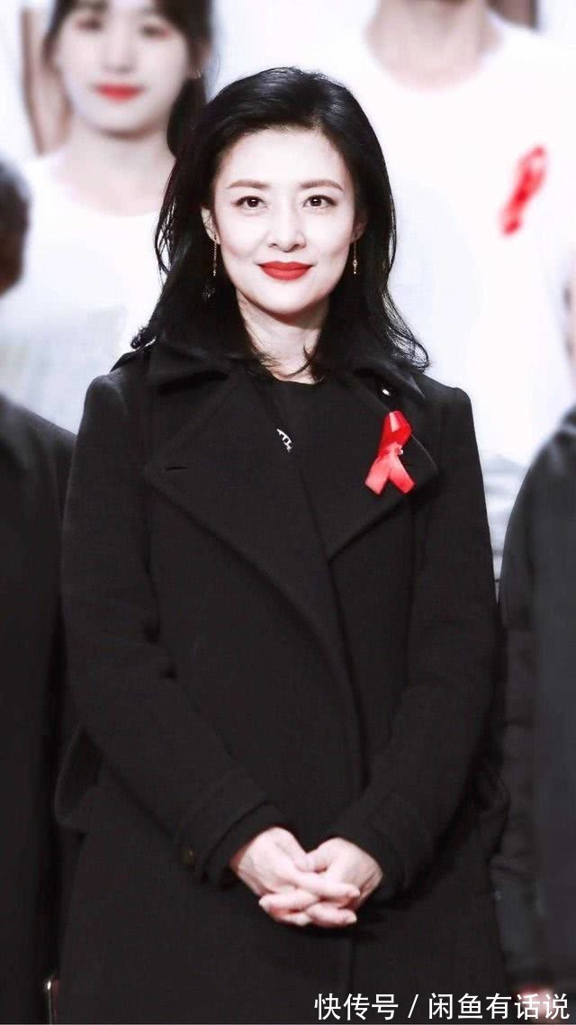 穿搭|周涛穿上了“秋天的第一件大衣”,配同色马丁靴好显贵,太值得学