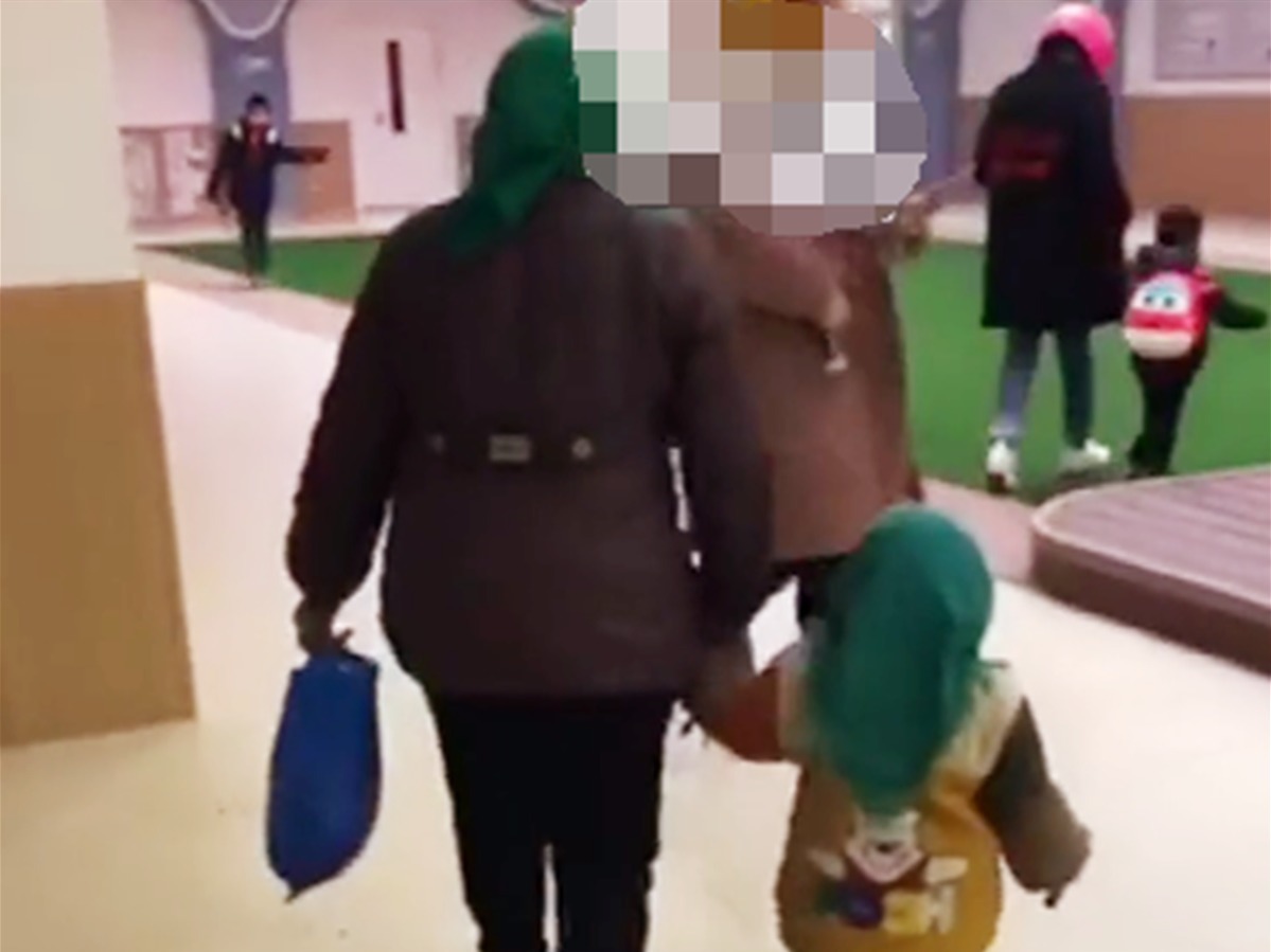 祖孙|奶奶送宝宝去幼儿园，祖孙二人“特别亲子装”，引得老师忍不住笑