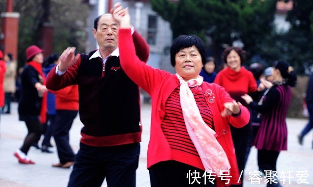 舞步|为什么奉劝老人不要去跳交谊舞?60岁阿姨坦言:交谊舞害人不浅