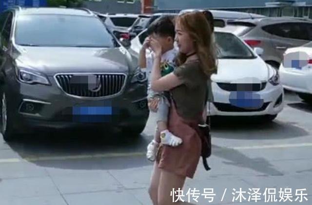 孩子|孩子出门被妈妈捂着眼睛走出小区后,网友称赞妈妈真细心