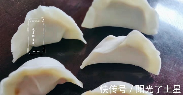 香菇|秋季抓紧吃这菜，剁成馅包饺子吃最香，鲜嫩美味，过一阵子就没了！